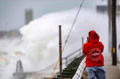Kraftig storm lammer USAs østkyst: – Gambler med livet