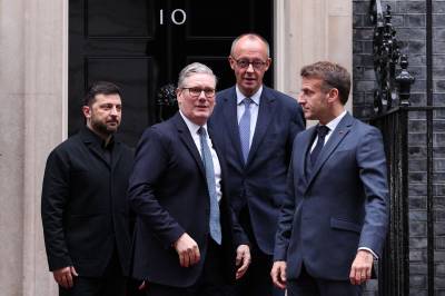 Macron, Starmer og Merz skal møte Zelenskyj i London søndag