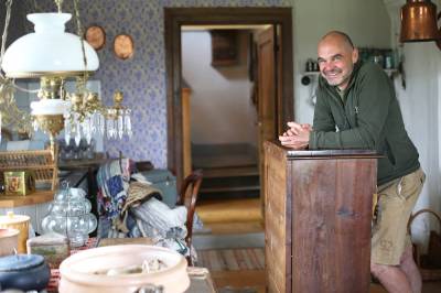 Han vier livet sitt til å redde forlatte hus på landsbygda