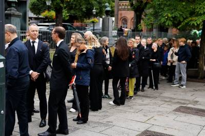 Minnegudstjenester for kong Harald V over hele landet i dag - folk står allerede i kø