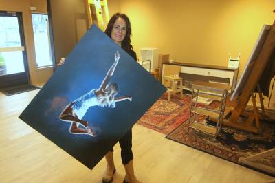 Yvonne klar med nyåpning. Her skal hun både selge bilder og klippe hår