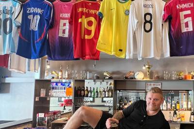 Omringet av skjenke-nei: – Vi er litt fotballgale