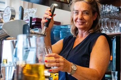 «Cash only» står det fortsatt mange steder i Europa. Vi spurte hvorfor.