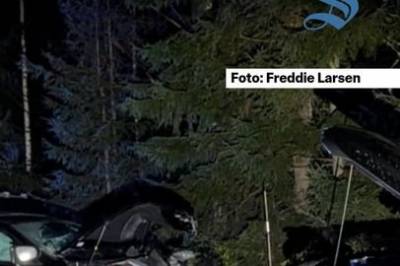 To biler frontkolliderte – se video med politiet på stedet