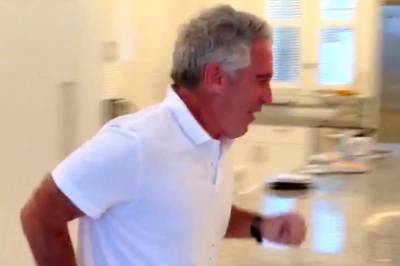 Her løper han etter jentene