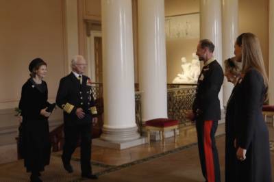 Tar imot gjestene: Her er svenskekongen