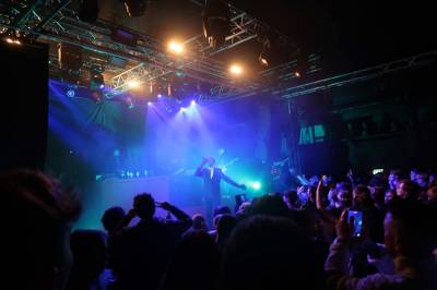 De fleste sangene handler om to ting: Damer og drikking