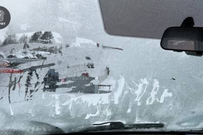 Kvinne kjørte med isete frontrute – mistet lappen