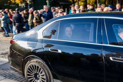 Zelenskyj på plass på Grand Hotel