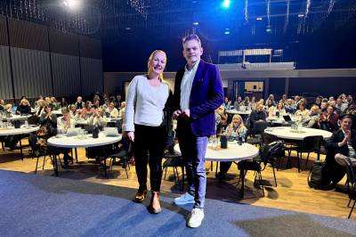 Fredrikstad kuttet sykefraværet – her lærer de bort hvordan til 200 kommuneledere