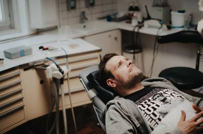 Kven sit i norske fengsel, og korleis er munnhelsa deira?