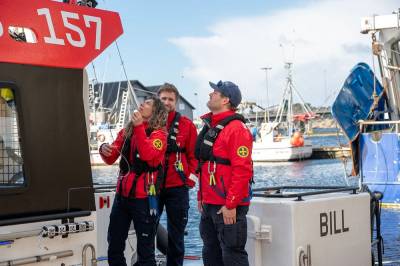 – Hold deg innendørs