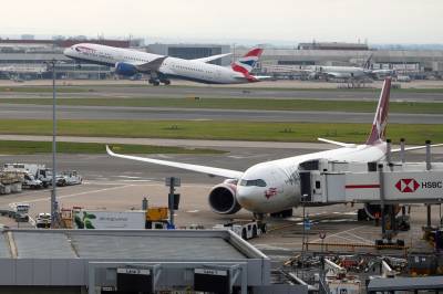 Problemer ved britiske flyplasser – nærmere 300 avganger innstilt