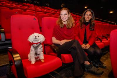 Filmstjernehunden Salto måtte ha spesialtillatelse for å få komme inn på kino