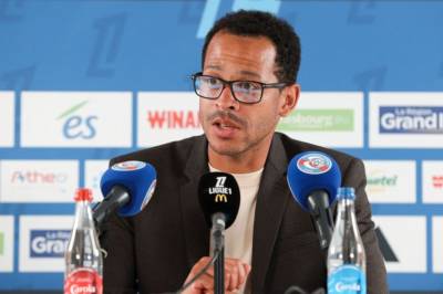 Den tidligere Chelsea-treneren Liam Rosenior er utnevnt til hovedtrener for Paris FC