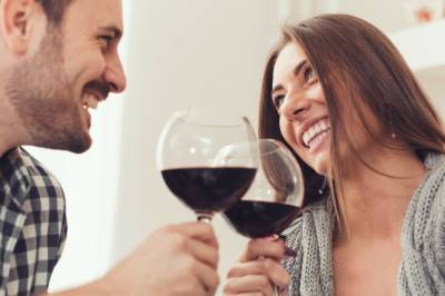 Flørteekspert avslører: - Et sikkert tegn på at han liker deg