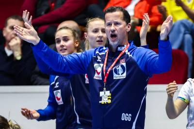 Håndballjentene ubeseiret i over ett år – filleristet Romania og vant 45-25