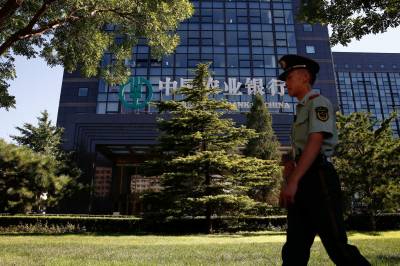 Kina pumper flere hundre milliarder inn i finansgigantene