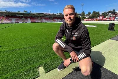 Nå rulles det nye kunstgresset ut - første trening på onsdag