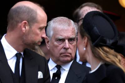 Politiet fortsetter ransaking av eksprins Andrews hjem