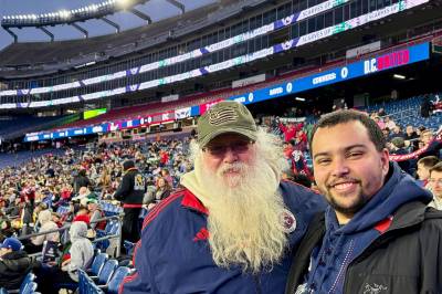 Disse to håper å få se Norge spille. Om de har råd.