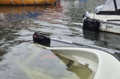 Båter regner ned og driver av