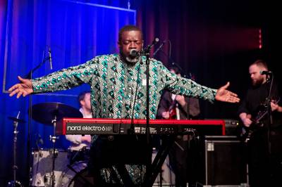 Han har spilt flere konserter enn de fleste. Plutselig dukket han opp i Bergen.