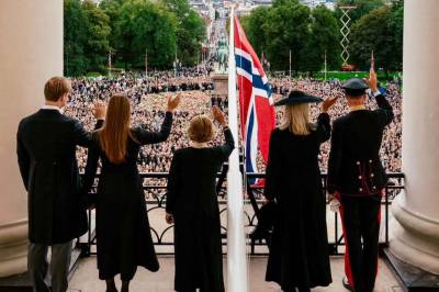Kongehuset deler nye bilder fra Slottsbalkongen