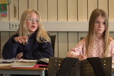 Se kveldens sending: Hvordan skal man forklare elevene i barneskolen at kongen er død?