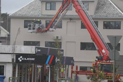 Røykutvikling frå bygg i Sandnes – nabohus blei evakuert