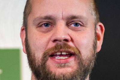 Rødt-politiker Mímir Kristjánsson gir bokinntekter til Blå Kors