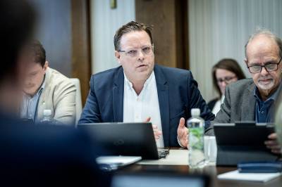 Flyr til Paris – kutter i omsorgen