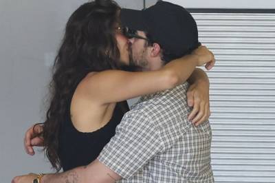 - Klarte ikke holde fingrene unna hverandre