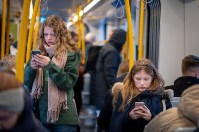 Nye tall: 13-15-åringer seks timer på skjerm hver dag