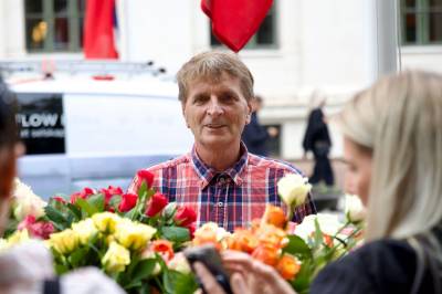 Strømmer til slottet med blomster: – Selger det vi har