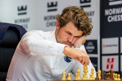 Remis for Magnus Carlsen mot lederen i Norway Chess