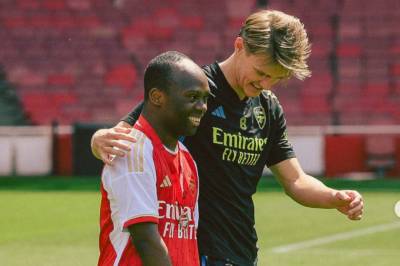 Arteta hyller Arsenal etter endelig å ha løftet Premier League-trofeet «Takk Gud for at vi klarte det»