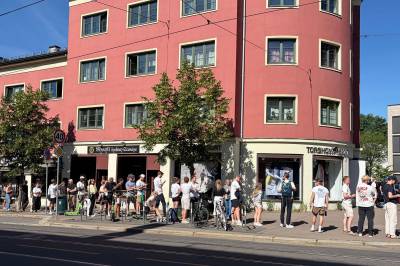 500 i draktkø – fikk ingenting