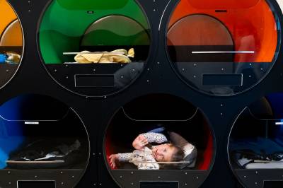 Her sover barna i «skuffer»:  – Oppleves tryggere enn vogn