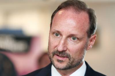 Se nå: Kronprinsen møter pressen