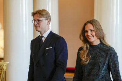 - Forstår at hun må by på seg selv