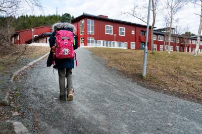 Over store deler av den vestlige verden skjer det samme: Elever slutter å gå på skolen.