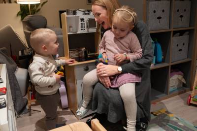 Stortinget bestemte at alle skal ha krav på hjemmebesøk av jordmor. Men regjeringen sier nei.