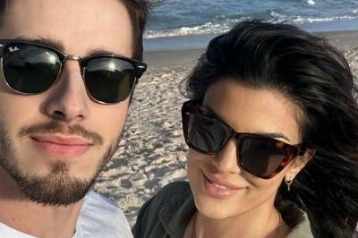 - Han er 14 år yngre