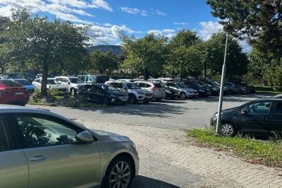 Parkeringskaos ved nytt sykehus: 300 ansatte mangler plass