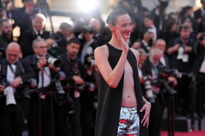 Innførte «nakenforbud» i fjor. Slik møtte Renate Reinsve og stjernene opp i Cannes.
