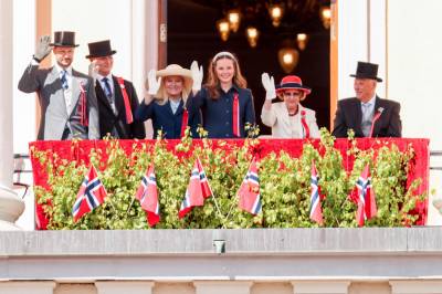 Derfor bruker kongefamilien hatt på slottsbalkongen