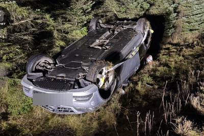 Bilen havnet på taket – stakk fra stedet