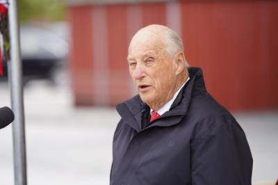 Kongen møter pressen: – Synd at dronningen ikke er her