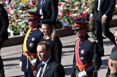 Her følger de kong Haralds båre